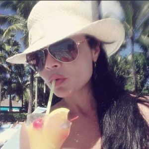 Meet your Posher, Leda